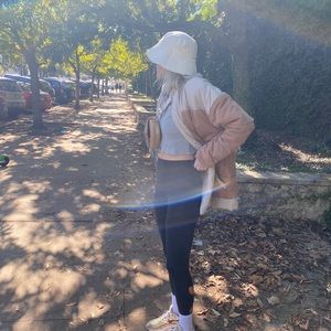 Meet your Posher, Elise